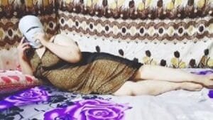فيديو سكس مصري دلع - نيك افجر ميلف مربربة علي السرير بالعباية